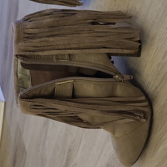 Women's Suede Fringed Boots - Picture 5 of 9